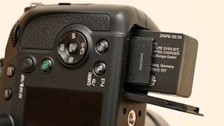 LUMIX FZ85D(DC-FZ85D)のEVF・モニター・バッテリーのレビュー