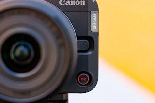 Canon EOS R50 Vのデザインと操作性のレビュー
