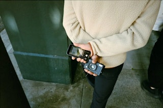 撮りやすさに差が出るスマホとコンデジの操作性