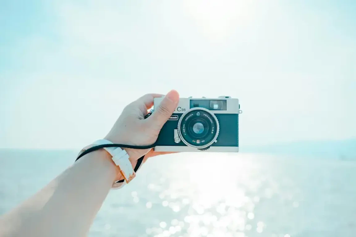 日中シンクロとは？逆光でも顔が暗くならない撮影の基本と設定