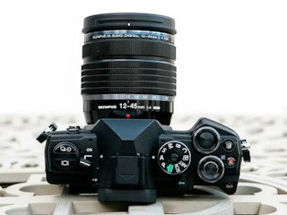 OM SYSTEM OM-5のレンズキットはどっちを選ぶべき？12-45mmと14-150mmを比較