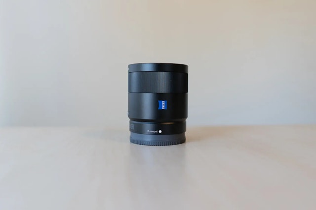 【2026年版】Sony Sonnar T* FE 55mm F1.8 ZAのレビュー比較まとめ 軽量高画質の定番標準レンズ