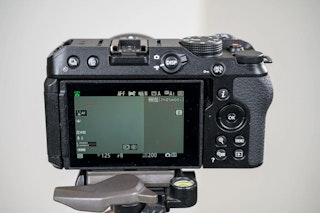 レンズシステムの比較:XマウントのAPS-C完結か、ZマウントのDX/FX拡張か