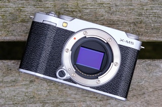 レンズシステムと画角の違い:1本で撮り切るX100VI、レンズ交換で広げるX-M5