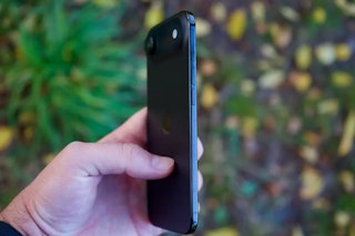 携帯性を比較|FZ55は約106g、iPhoneは持ち物を増やさず撮れる