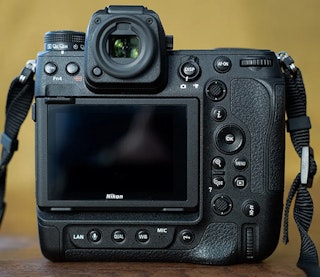ボディ・EVF・モニターの比較|約603gの質量差と表示方式の違い