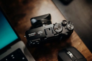 レンズ交換の比較：X-E4の自由度と、X100Vの潔さ