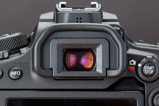 Canon EOS 90Dのファインダー・モニターとバッテリー運用のレビュー