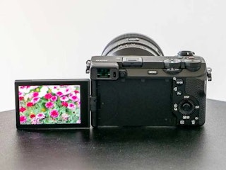 ファインダーと操作系の比較|写真とVlogで設計が異なる