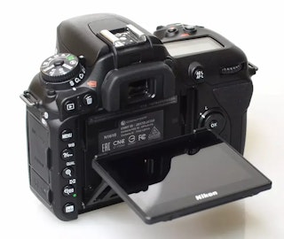 操作性の比較：固定液晶のD7000と、可動タッチのD7500
