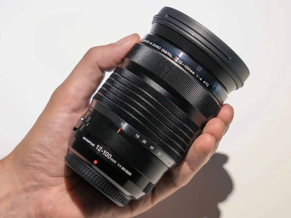 【2026年版】OLYMPUS OM SYSTEM M.ZUIKO DIGITAL ED 12-100mm F4.0 IS PROのレビュー比較まとめ 旅とアウトドア向け/一本完結に最適