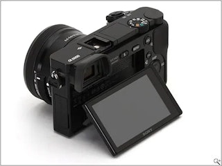 α6000とα6400の携帯性・操作性比較:薄さのα6000、見やすさと自撮りのα6400