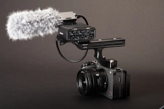 ZV-E10 IIとFX30の携帯性・バッテリー・端子の比較:ZV-E10 IIは軽量、FX30は拡張性が強み