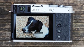 FUJIFILM X-M5とX-E4のデザイン・操作性の比較｜EVFの有無で考える