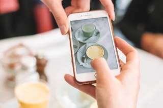 iPhoneでのカフェ写真の撮り方：設定と距離を調整する