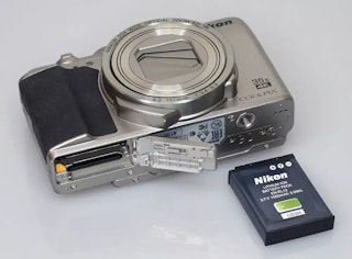 Nikon COOLPIX A900のバッテリーと携帯性のレビュー