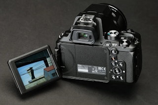 Nikon COOLPIX P950のデザインと操作性のレビュー