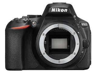 Nikon D5600（中古で狙う一眼レフ）｜光学ファインダー重視の選択肢