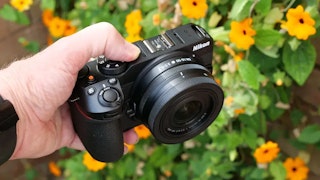 Nikon Z fcとNikon Z 30の携帯性・端子・フラッシュを比較