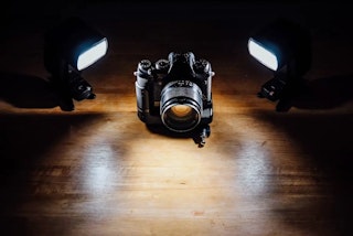 夜や窓のない場所で撮る：LEDライトを使った人工光の基本