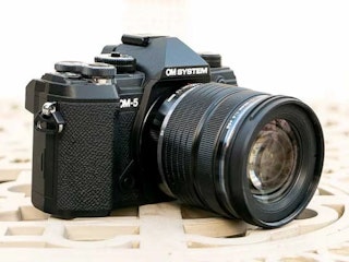 OM SYSTEM OM-5とOLYMPUS OM-D E-M5 Mark IIの主要スペック比較