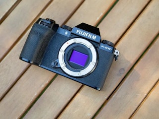 【2026年版】FUJIFILM X-S10レビュー比較まとめ IBIS搭載の小型APS-Cは今でも買いか？