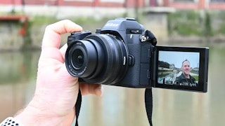 携帯性・操作性の比較:握りやすさのZ50II、軽さとバッテリーのα6700