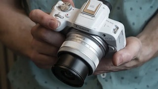 Canon EOS R10とEOS R50の携帯性・ホールド感を比較|レンズ込みで確認