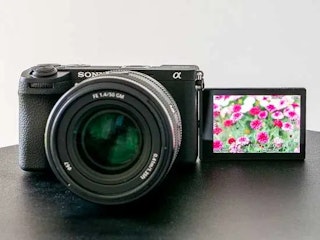 SONY α6700|人物撮影や動画撮影を重視するカップルにおすすめ