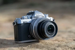 【2026年版】Nikon Zfcのレビュー比較まとめ。手ぶれ補正の実力は？