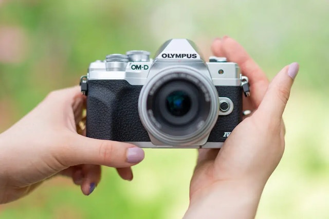 【2026年版】OM-D E-M10 Mark IVのレビュー比較まとめ 軽量ボディと5軸手ブレ補正の実力を検証