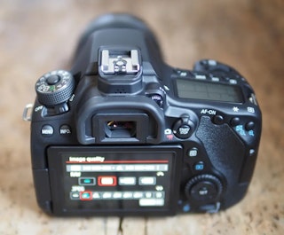 Canon EOS 80Dのバッテリー・端子・屋外撮影のレビュー