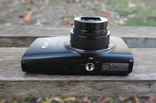 レンズ性能：25-300mm相当の12倍ズームが主役