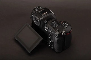 操作性・機動性の比較｜OVF/EVF、IBIS、バッテリーの違い