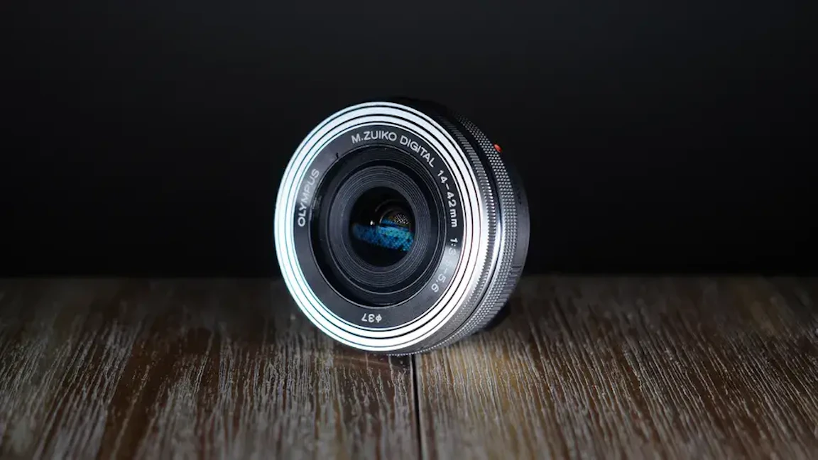 【2026年版】OLYMPUS OM SYSTEM M.ZUIKO DIGITAL ED 14-42mm F3.5-5.6 EZのレビュー比較まとめ 携帯性重視の標準ズームに最適