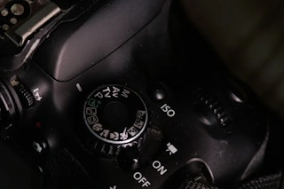 撮影モード別の露出補正：P/A（Av）/S（Tv）で何が動く？