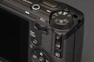 GR IV Monochromeの保存・ワークフロー（内蔵53GBとDNGの実力）