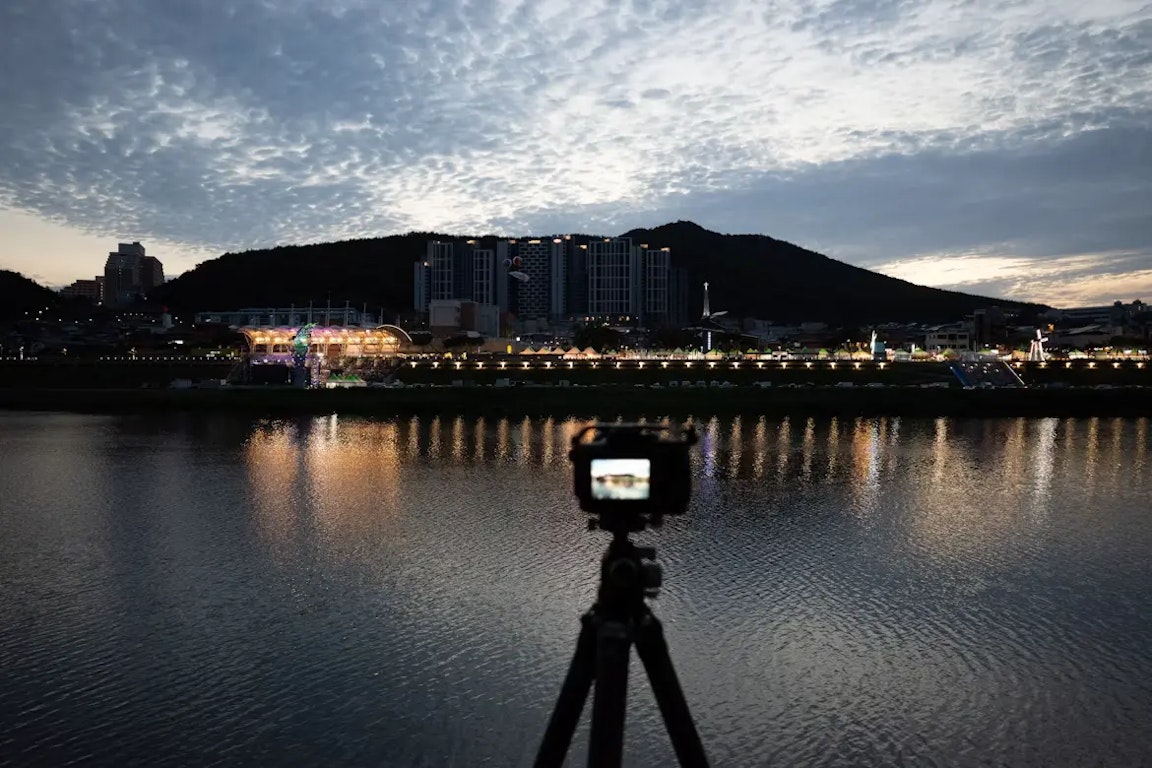 夜景に強いコンデジおすすめ10選|手持ち・三脚・動画向けに選び方を解説