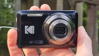 携帯性を比較|FZ55は約106g、iPhoneは持ち物を増やさず撮れる
