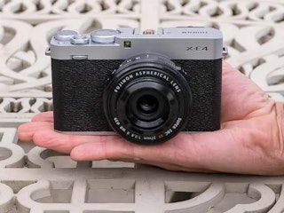 X-E4:薄型ボディで持ち歩きやすいが、保持しやすさはレンズによって変わる