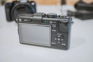 固定式:シンプルで軽量だが自由度は低い