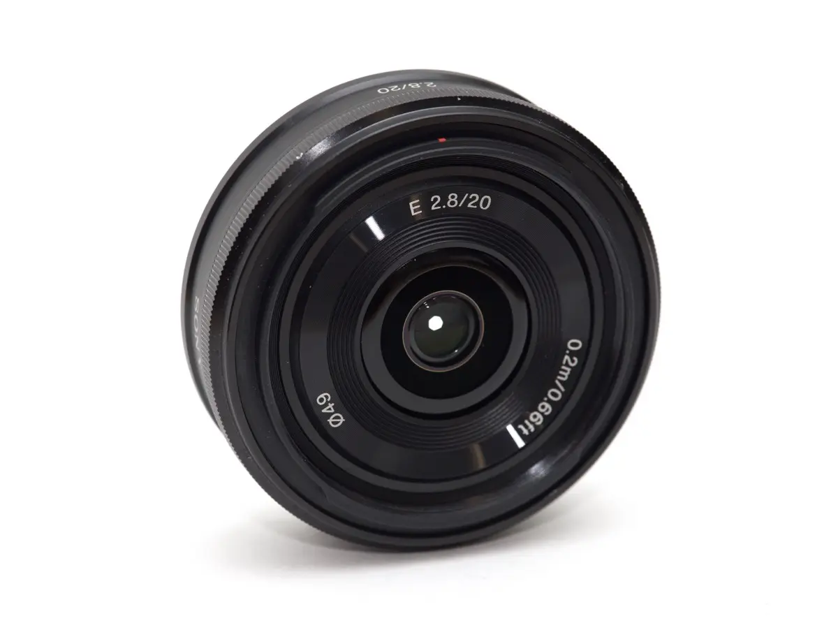 SONY E 20mm F2.8 SEL20F28のレビュー比較まとめ。街歩き・旅行の軽量 