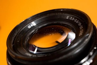 カメラに黒い点が写る原因は?センサーのホコリ確認と対処方法を解説