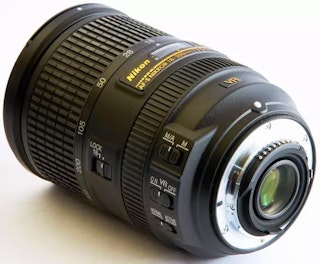Nikon AF-S DX NIKKOR 18-300mm f/3.5-5.6G ED VRのデザインと操作性のレビュー