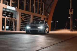 夜の車写真は「露出」と「ブレ」を意識する