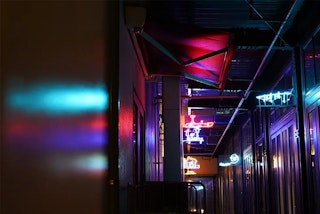高感度と階調：夜景スナップや室内での「余裕」