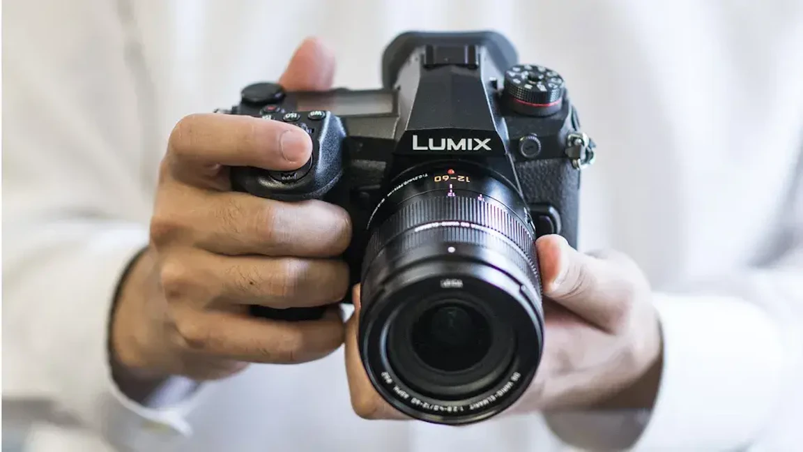 LUMIX G9(DC-G9) のレビュー比較まとめ。大型EVFと高速連写を備えた静止画フラッグシップ
