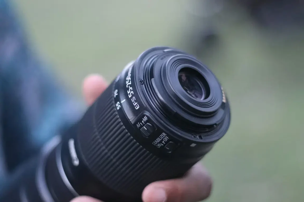 レンズの外し方から付け方まで解説！カメラ初心者でも安全にレンズ交換できる手順