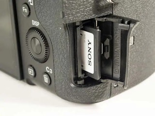 Sony RX10 IVのバッテリー・記録メディア・接続性レビュー
