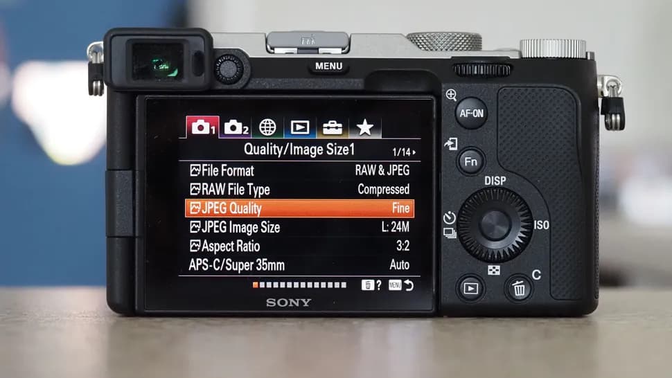 2026年版】α7IIIとα7Cを徹底比較！選び方はファインダー・操作・動画